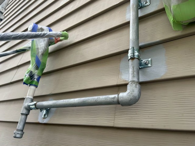 ガスメーター付近の金具を交換した様子