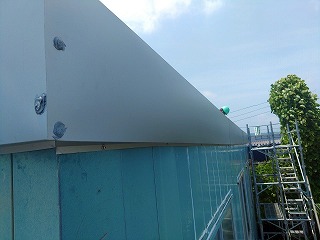 ケラバ包み板金をしっかり取り付けた様子