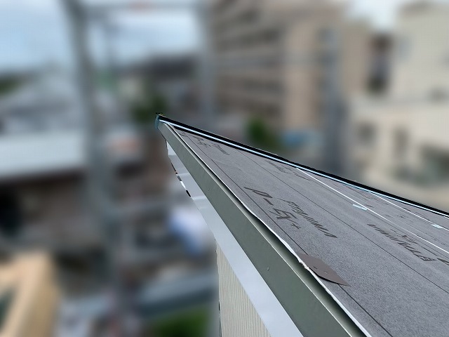 片流れ屋根にケラバ板金を設置した様子