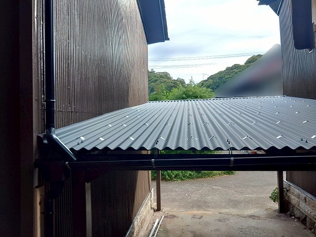 雨樋が取り付けられた後の車庫