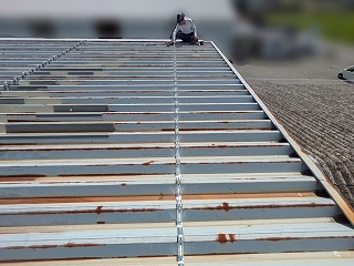 タイトフレームを設置した金属折板屋根