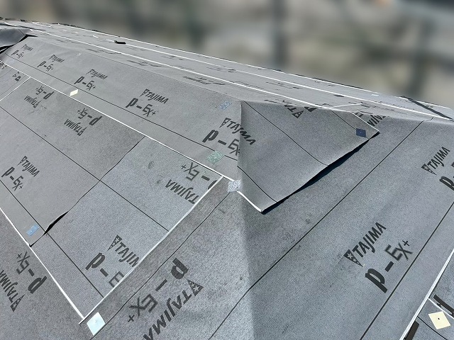 防水シートを敷き終わった屋根