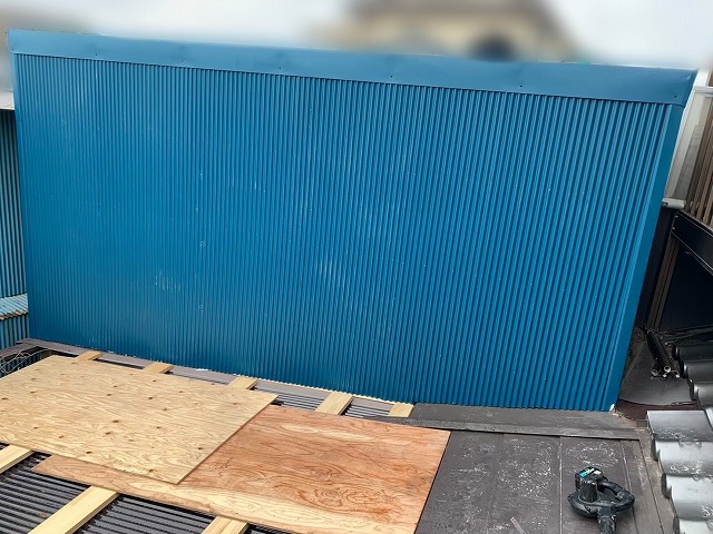 金属トタン外壁を交換した倉庫の壁