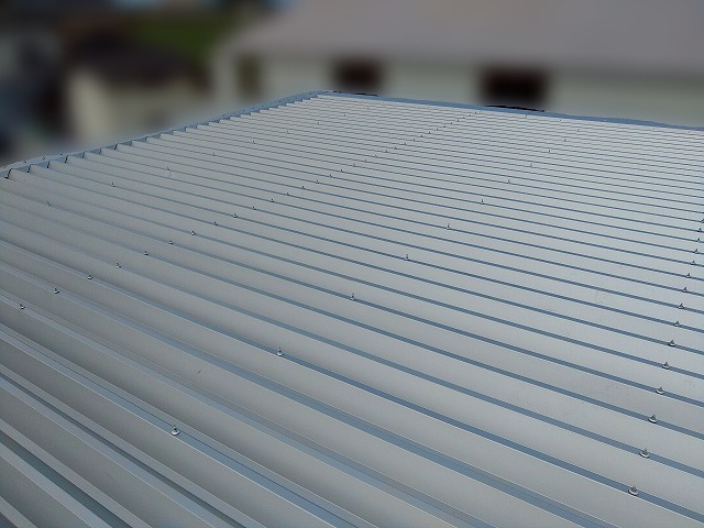 金属折板屋根工事が完工した様子