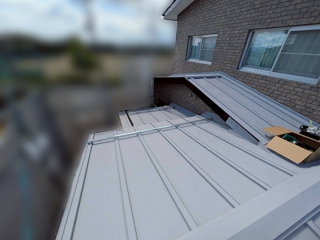 連棟切妻屋根のカバー工事が完了した様子