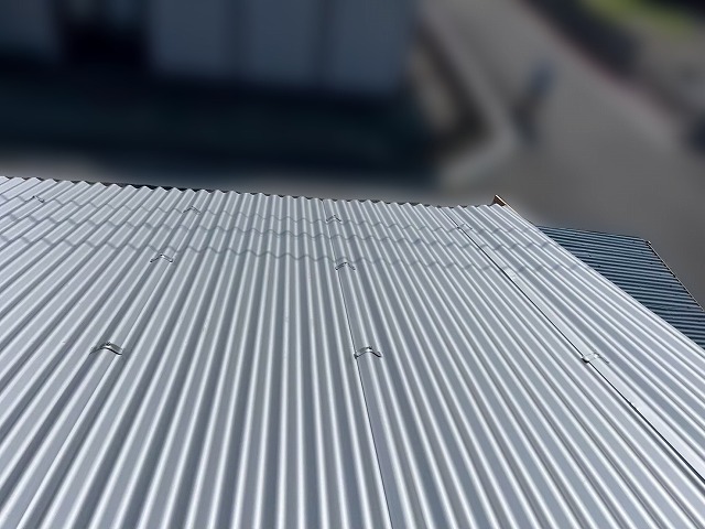 ボルトカバーが設置された金属トタン屋根