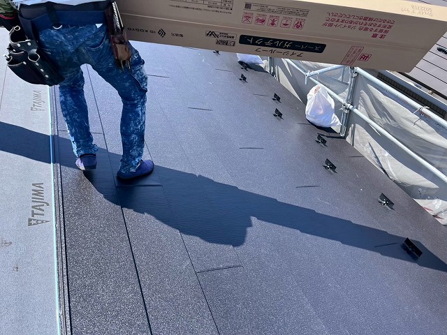 スーパーガルテクトを設置している作業員