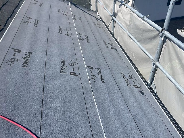 防水シートが敷かれたスレート屋根