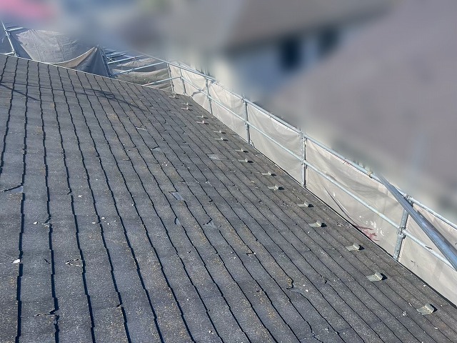 スレートのひび割れが見られるスレート屋根