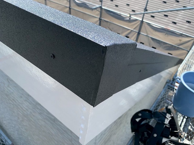 コーキングし終えた板金役物