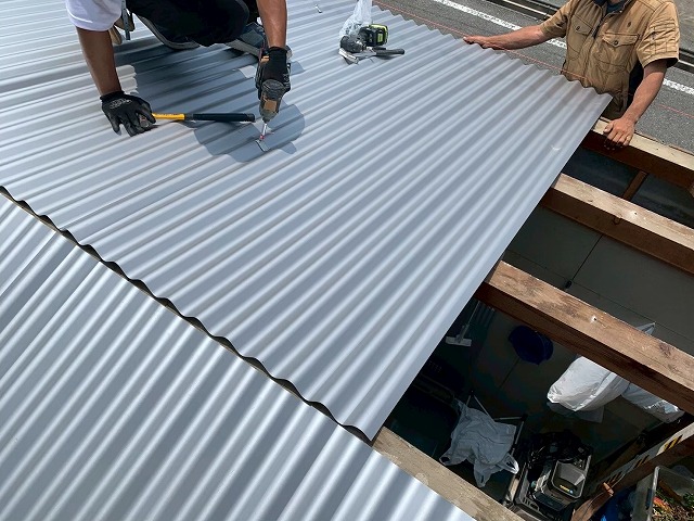 金属トタン屋根を葺き替えているところ