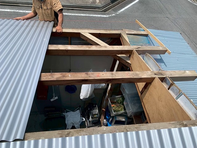 金属トタン屋根を葺き替えている状態