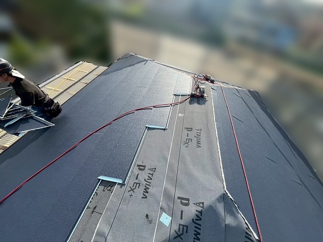スーパーガルテクト屋根材を設置している様子