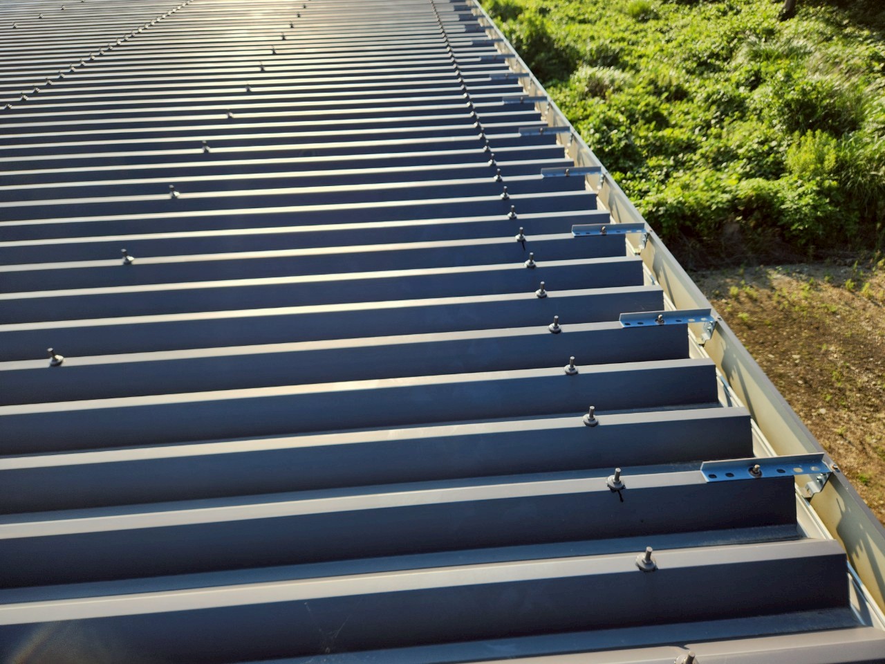 金属折板屋根を補修が完了した様子