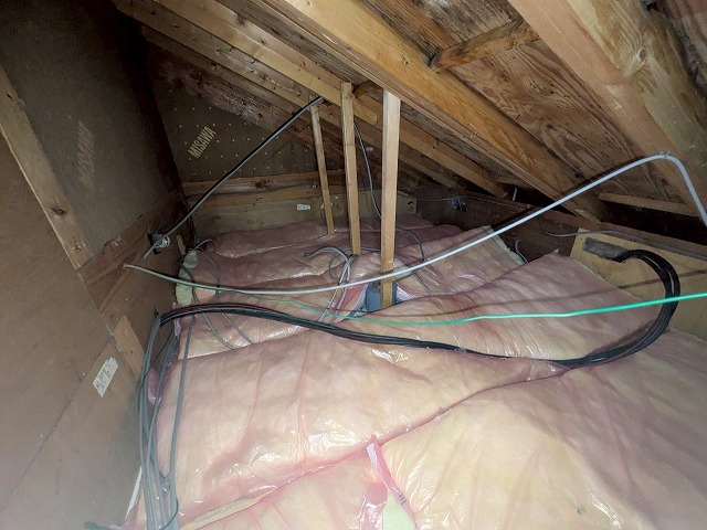 新しい断熱材を追加した屋根裏