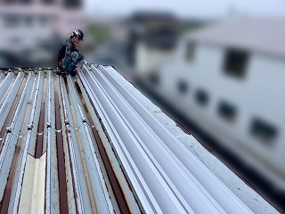 新しい折板屋根を取り付けている様子