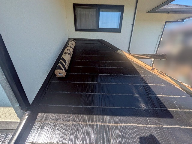 屋根重ね葺き工事前のスレート屋根