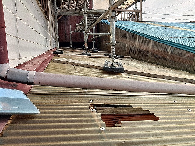 １階のポリカ屋根に穴が開いている様子