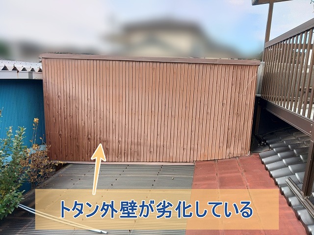 倉庫のトタン外壁が劣化し変色している様子