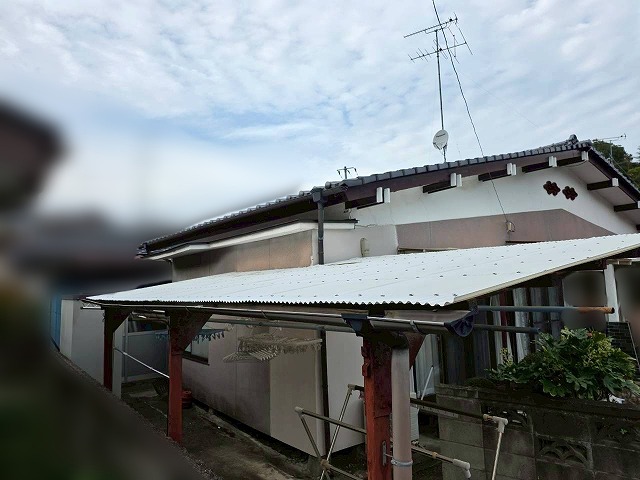 施工前の物置スペースの劣化した集水器