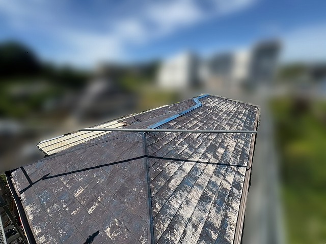 施工前の色褪せが目立つスレート屋根