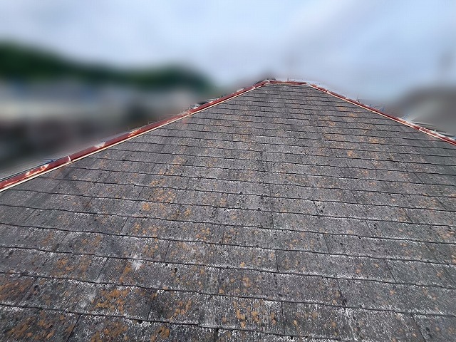 棟板金交換前の棟板金が錆びたスレート屋根