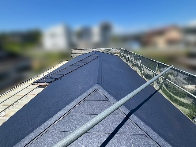 スーパーガルテクトでの屋根カバー工事が完了した寄棟屋根