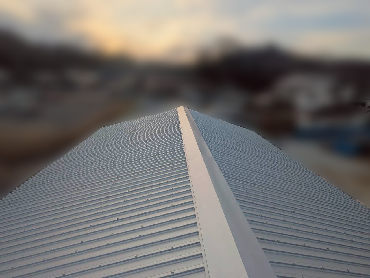 屋根の下地から見直し金属折板屋根を葺いた倉庫屋根