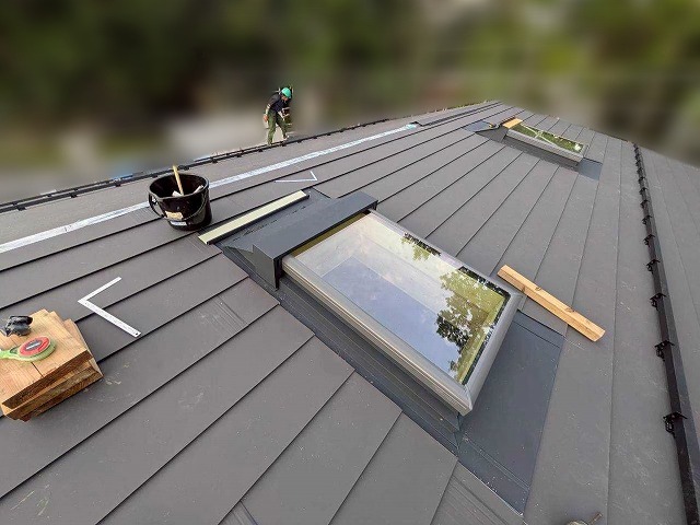 天窓周りに板金を取り付けた施工後の様子