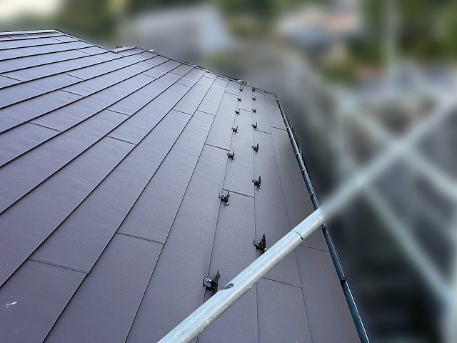 屋根重ね葺き工事設置後の屋根