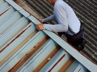 既存のケラバ板金を取り外している様子