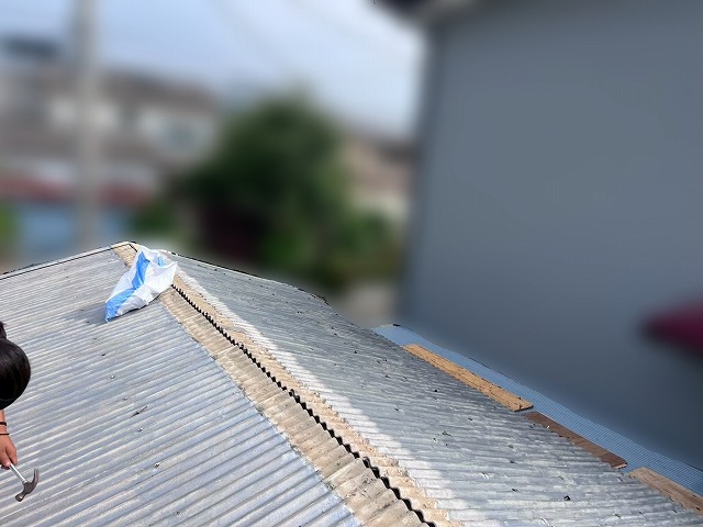 既存の棟板金を取り外す