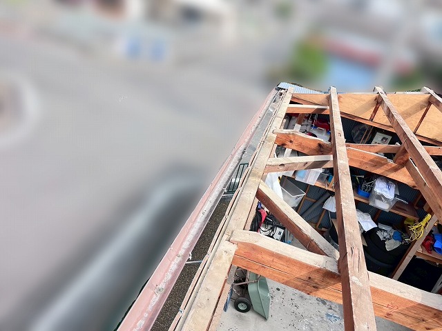 既存の雨樋を撤去した様子