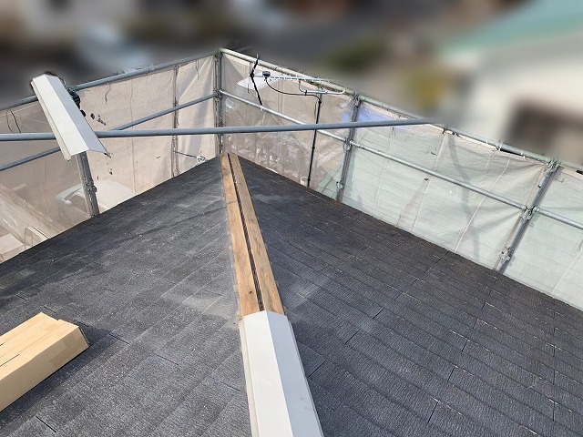 棟板金を取り外して貫板が確認できる状態の屋根