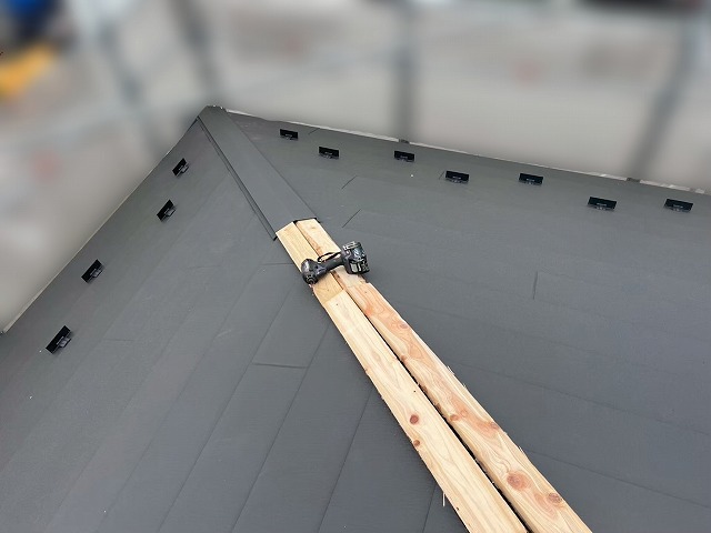 隅板金を取り付けている様子