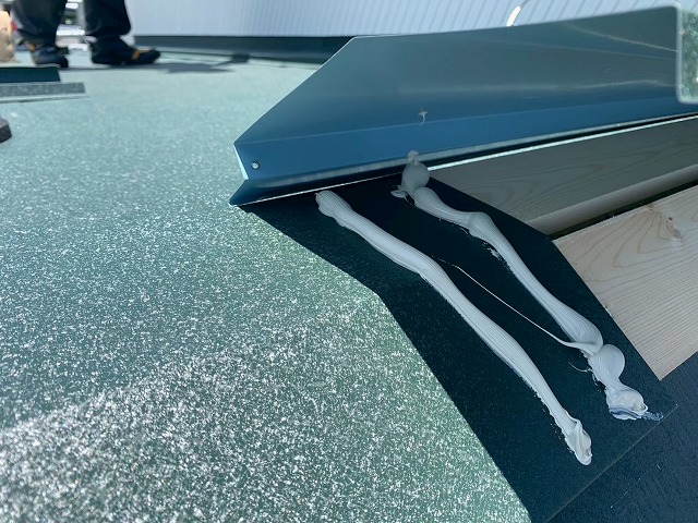 棟板金同士をコーキング材で接着している様子