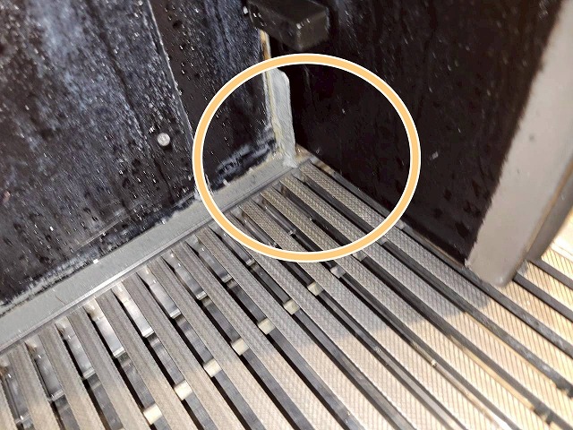 浴室床の金網が戸に干渉している施工前の様子