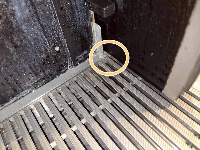 戸が開閉時に床材に干渉して開閉しづらい様子