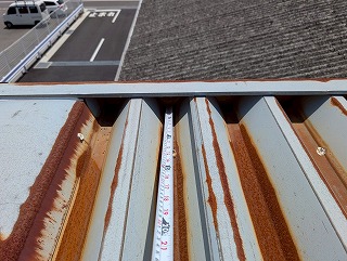 金属折板の各部位の測定をしているところ