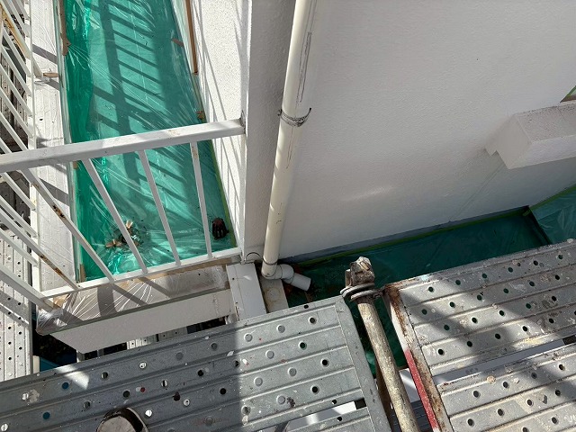 破損した竪樋を施工した後