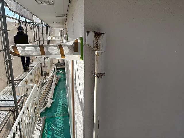 施工前の破損した竪樋