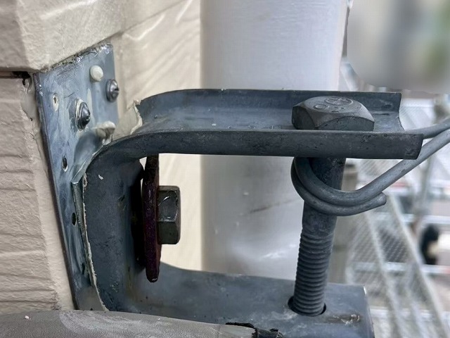 電線を固定するための金具を取り付けた様子