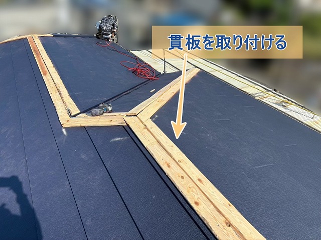 貫板を設置した寄棟屋根