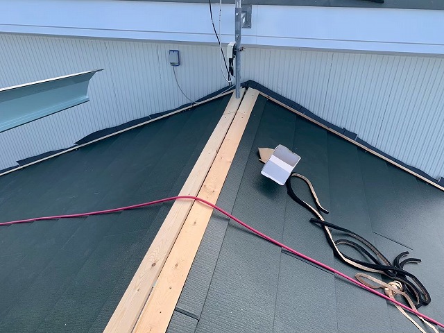 貫板を屋根に設置し終わった様子