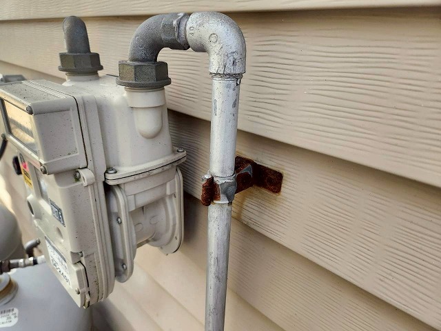 錆びたガスメーター固定金具