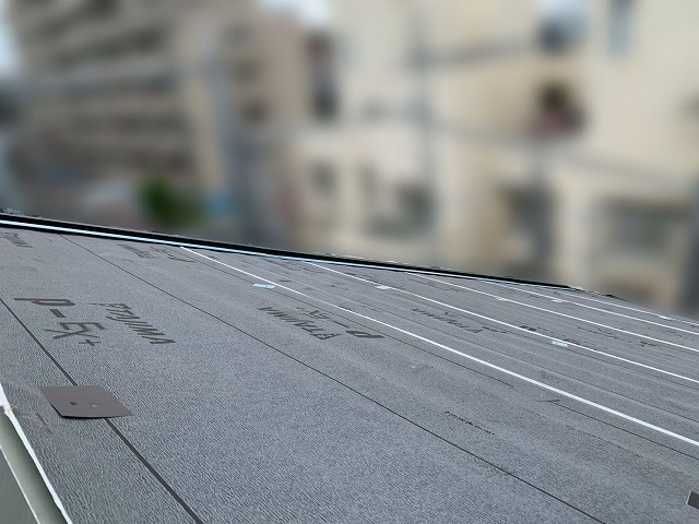 防水シートを屋根カバー工事のため設置した屋根