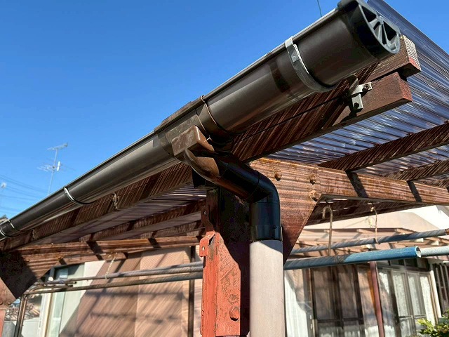 集水器を交換し、軒樋を調整した様子