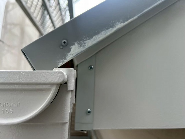 保護板金を付けた雨樋端