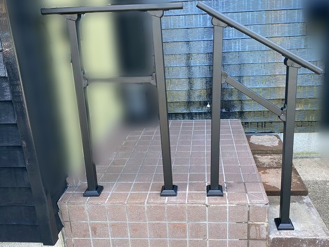 玄関前の手すりの取り付けが完了した様子