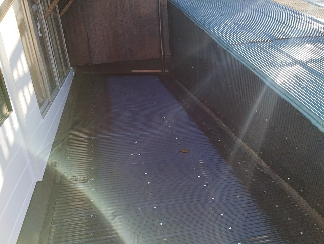 1階の穴が開いたポリカ屋根を交換した様子